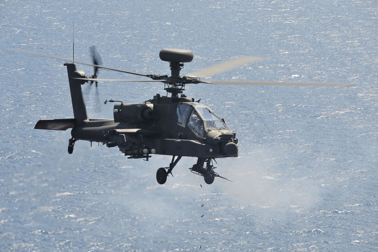 Apache tüüpi helikopter.