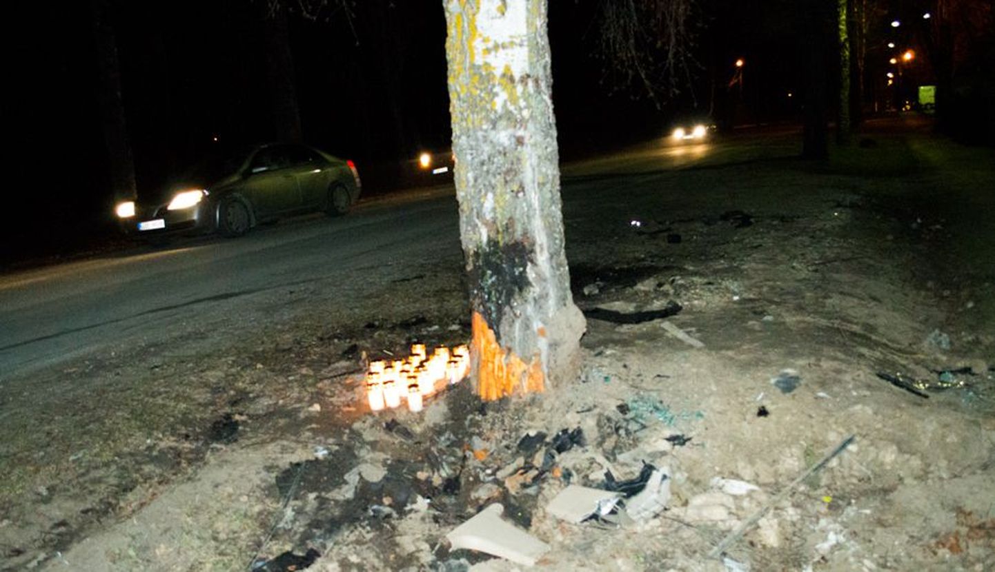 Leinaküünlad traagiliselt lõppenud avarii paigas Rakveres Tartu tänaval.