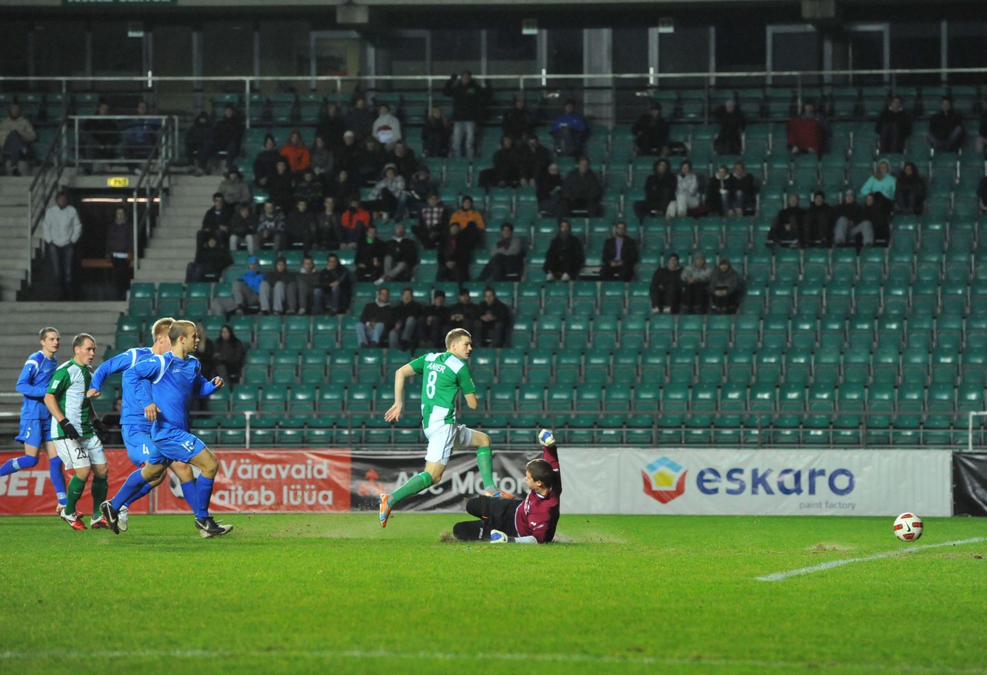Hannes Anier (nr. 8) saadab esimese palli FC Viljandi väravavõrku.