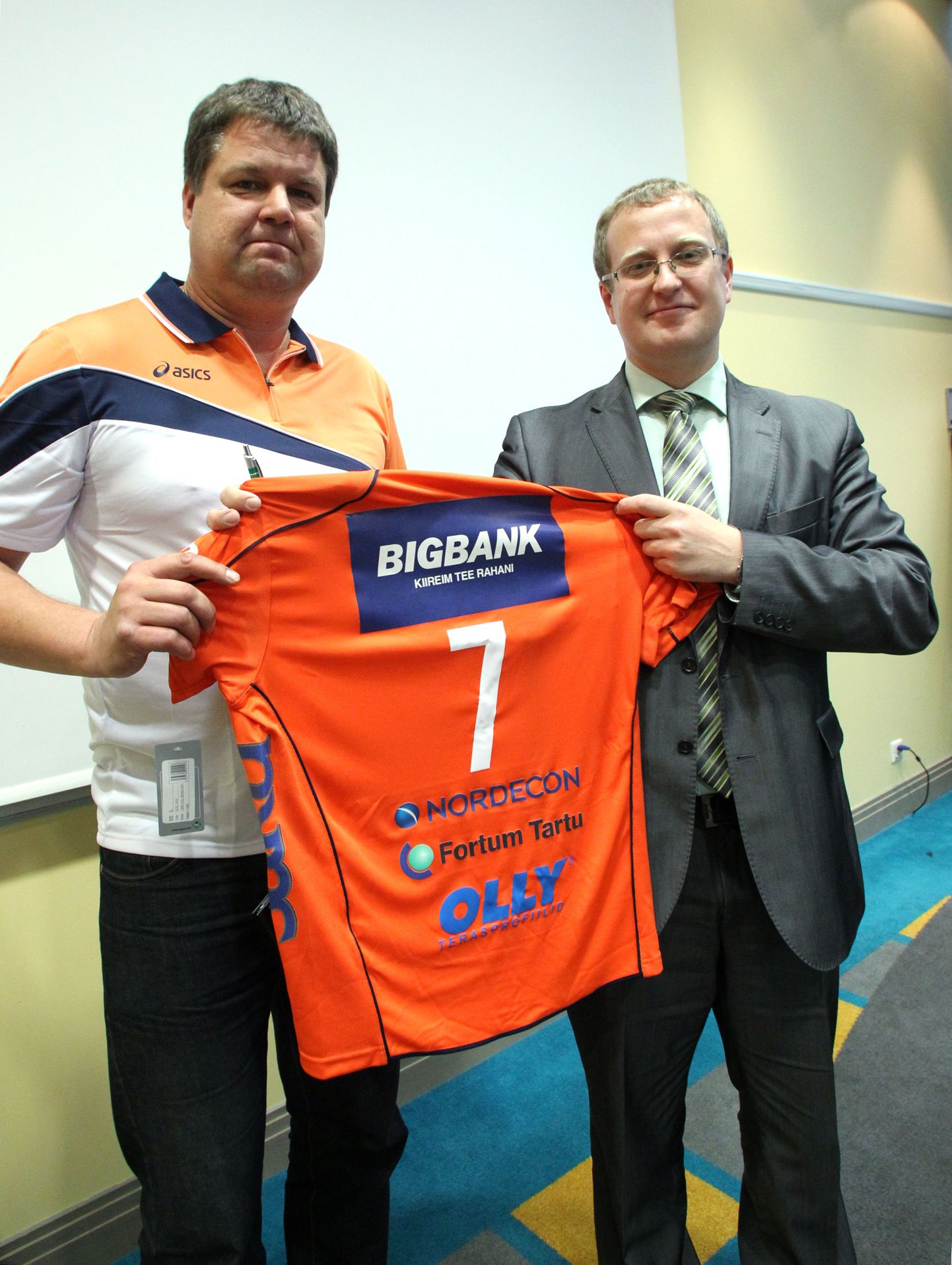 Tartu meeskonna sponsorlepingu allkirjastasid klubi mänedžer (vasakul) ja Bigbanki Juhatuse liige Kaido Saar.