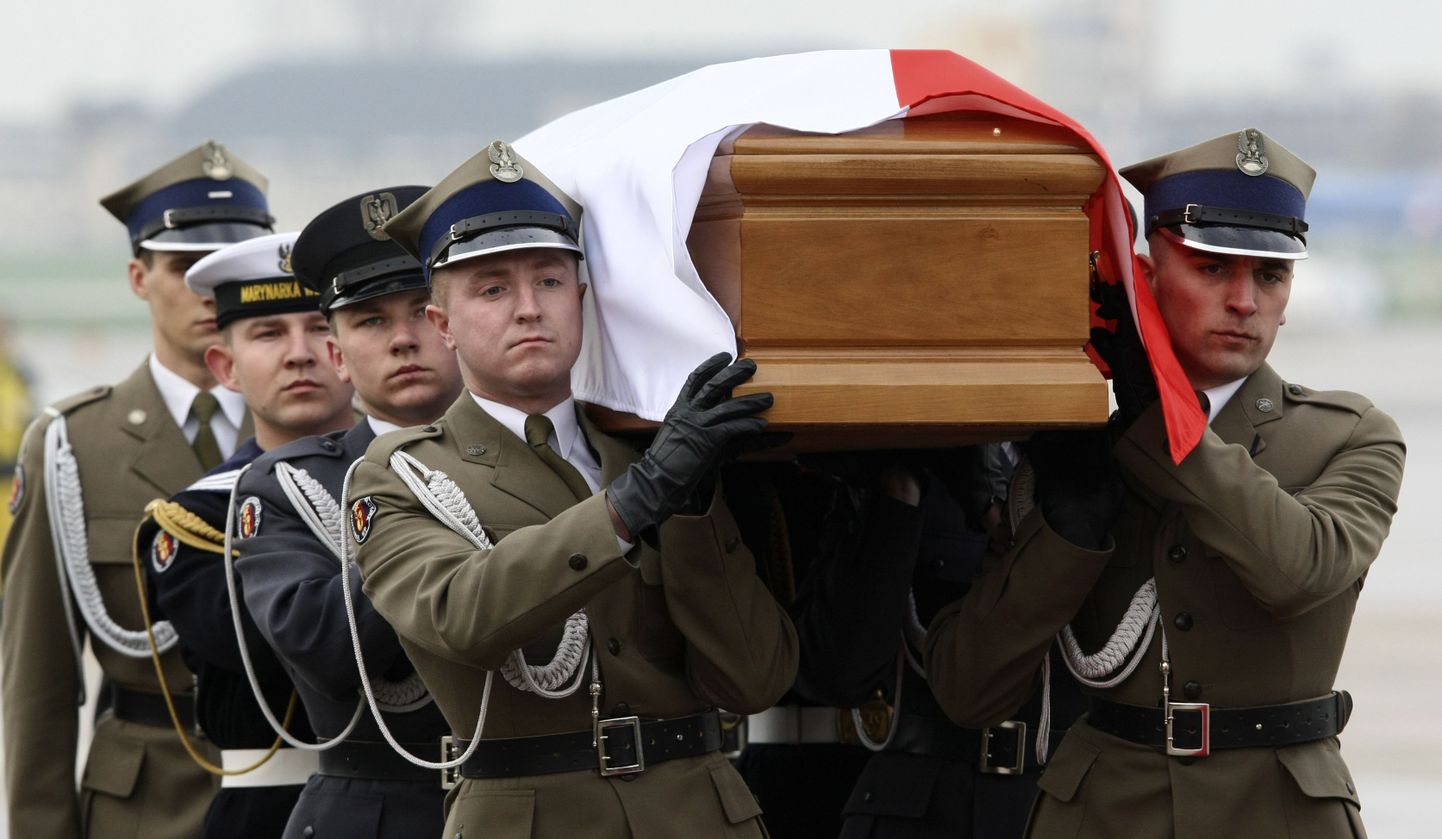 Poola sõdurid kandmas hukkunud presidendikaasa Maria Kaczynska sarka Varssavi sõjaväelennuväljal.