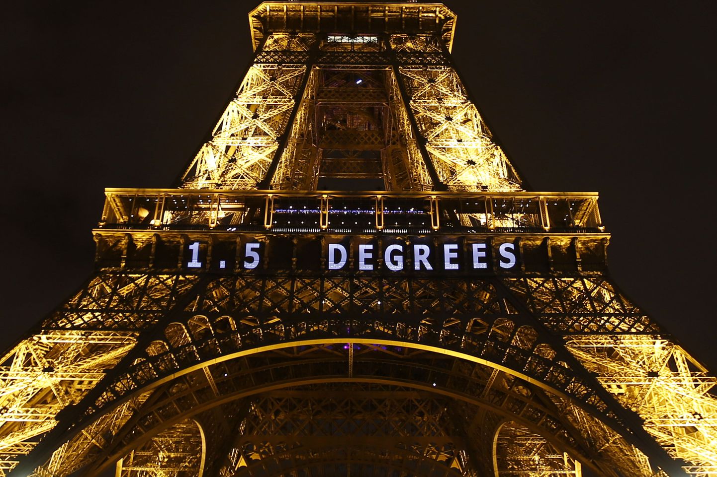 Eiffeli tornilt Pariisis võib lugeda tugevat sõnumit - «1.5 kraadi».