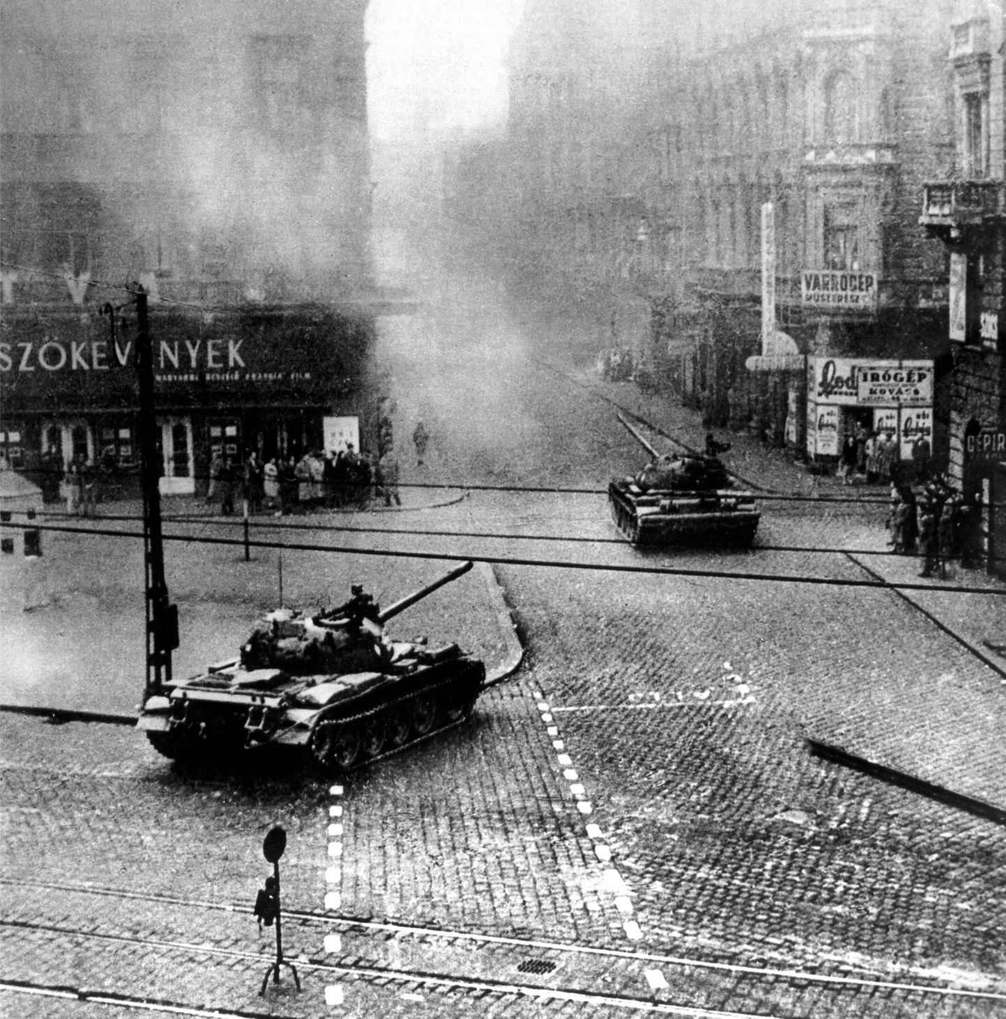 1956: Ungari ülestõus algas 23. oktoobril tudengite meeleavaldusega, 24. oktoobri öösel kella kaheks sisenesid NSV Liidu kaitseministri Georgi Žukovi korraldusel Budapesti juba Nõukogude tankid.
