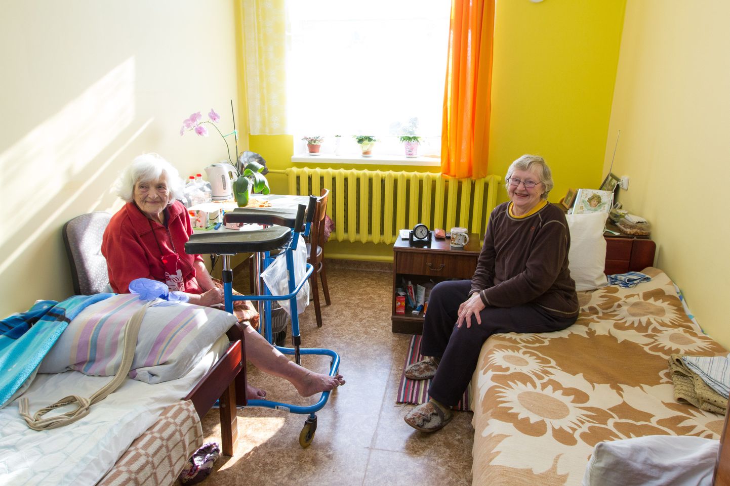 Vanaprouadest Eda Lõhmusest (vasakul) ja Laine Paabist on tervisemajas saanud väga head sõbrannad, kes teineteisele uues kodus abiks ja seltsiks on.