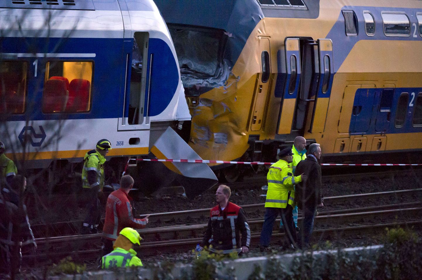 Hollandis sai kahe rongi kokkupõrkes viga 120 inimest.