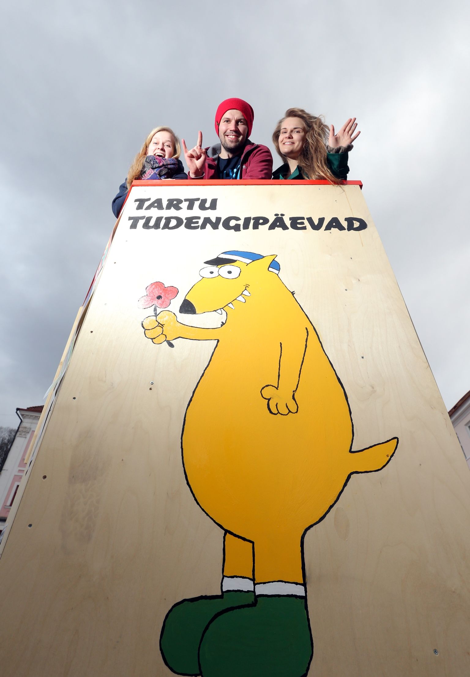 Tartu tudengite kevadpäevade ühed korraldajatest Kai Liis Lepp (vasakult), Tiit Pikk ja Evelina Nõmme lubavad inimesi igal sammul üllatada. Näiteks ilmub festivali ajal linnapilti üks must kast, mida tasub lähemalt uurida.