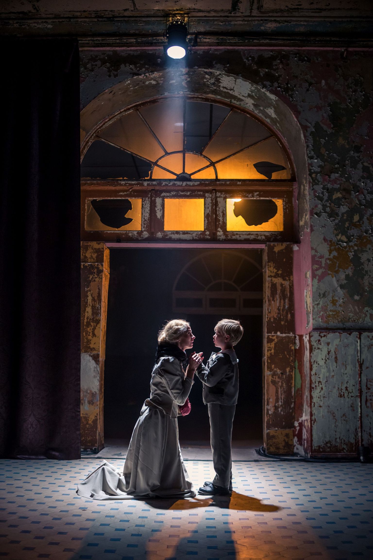 Anna (Elina Purde) ja Serjoža (Karl-Sebastian Võhma)