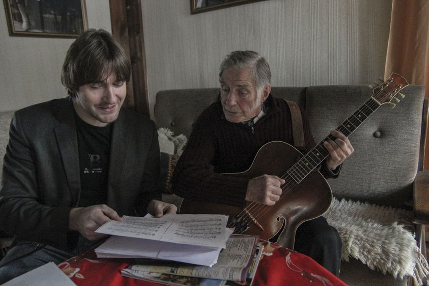Uno Loop õpetab Margus Grosnõile kitarrimängu ja muusikuks olemist.