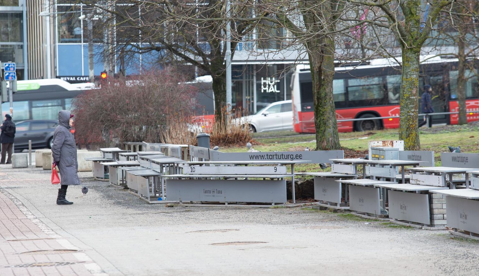 Harjumuspärased lillemüügiletid kaovad kevadel. Nende asemele paigaldatakse paviljonid, kus müügiplatsi hind on pea kaks korda krõbedam kui seni.