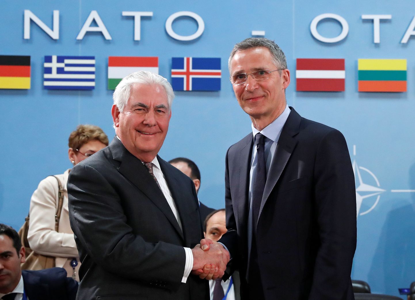 USA välisminister Rex Tillerson (vasakul) ja NATO peasekretär Jens Stoltenberg täna Brüsselis NATO peakorteris.
