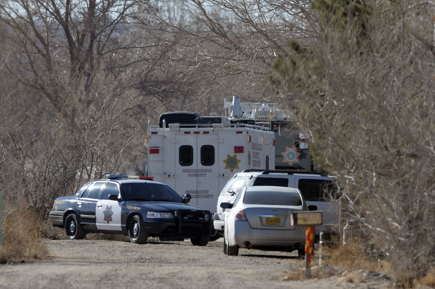 Kriminaaluurijate ja politseinike autod Albuquerques, kus teismeline lasi maha oma vanemad ja kolm õde-venda.