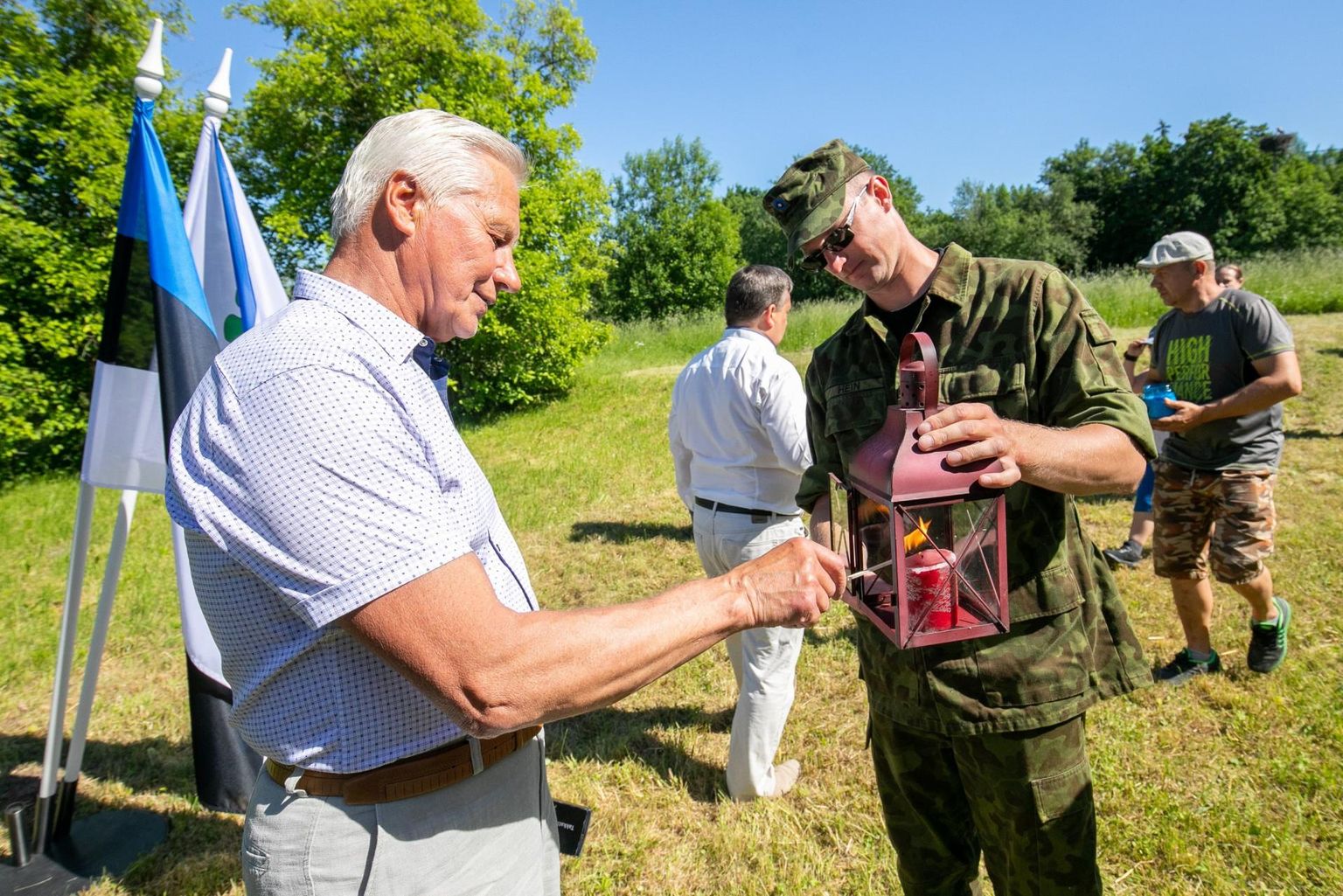 Rakvere vallavolikogu esimees Peep Vassiljev jagas võidutuld Rägavere ausamba juures.