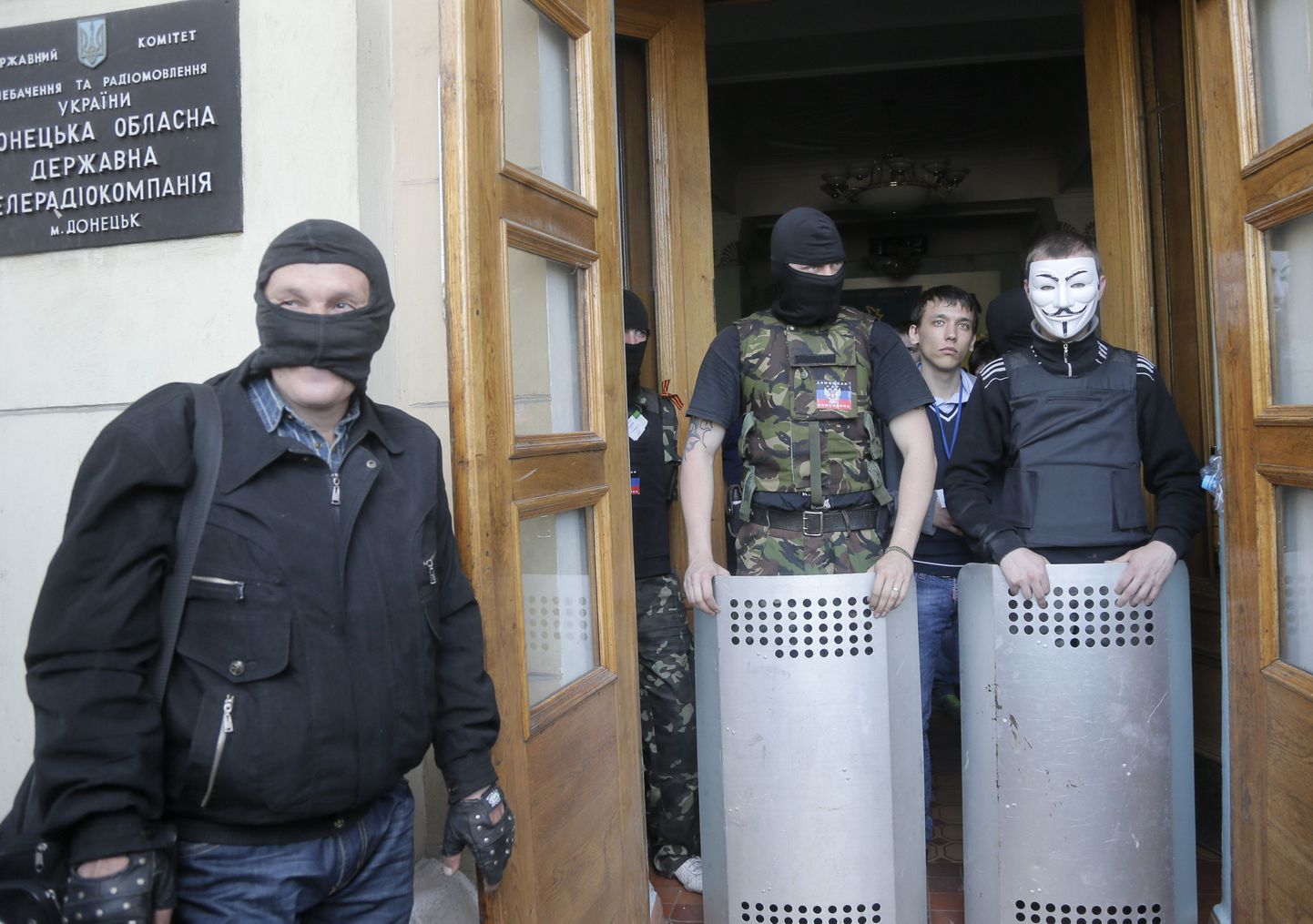 Separatistid Donetski telejaama sissepääsu ees