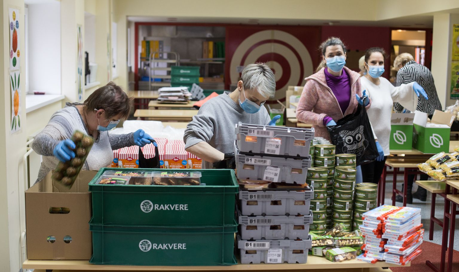 Комплектация продуктовых пакетов в Йыхвиской основной школе в середине апреля.
