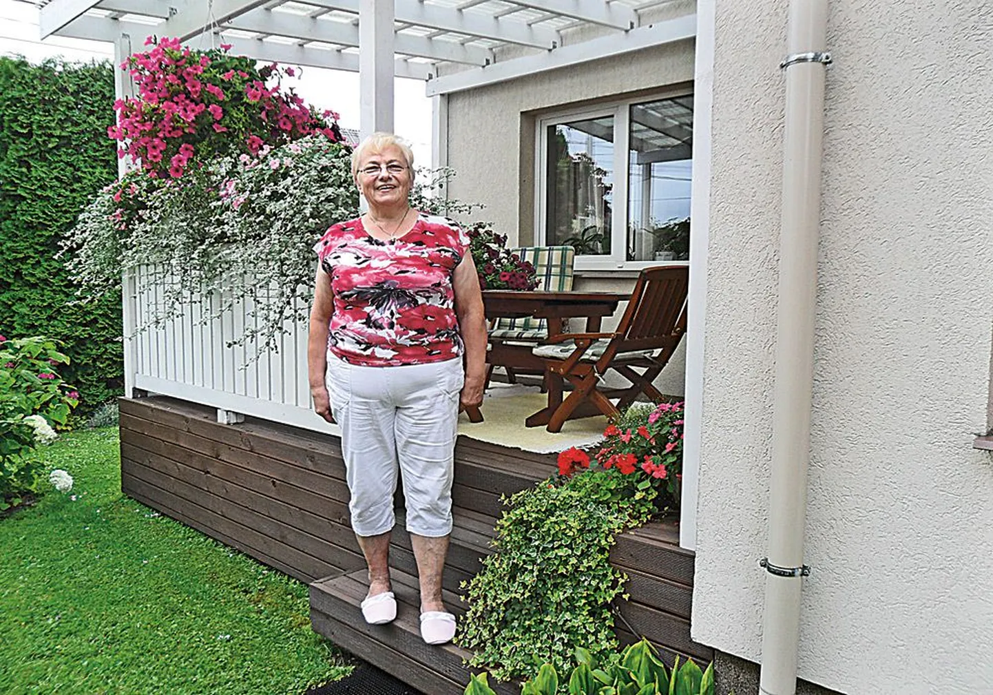 Pärnus Raeküla aedlinnas elav Evi Preedel naudib oma aia lilleilu, mille ta on ise loonud.
