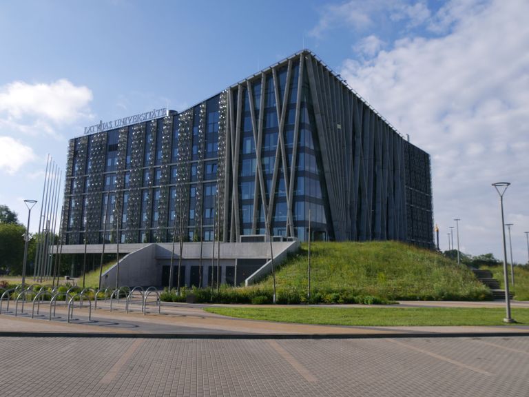 Mart Meriste toob haljasalade kujundamisel eestlastele eeskujuks Läti ülikooli hoone ümbruse, kus kasvavad lopsakad niidutaimed ning muru ei ole tikutopsikõrguselt maha niidetud.