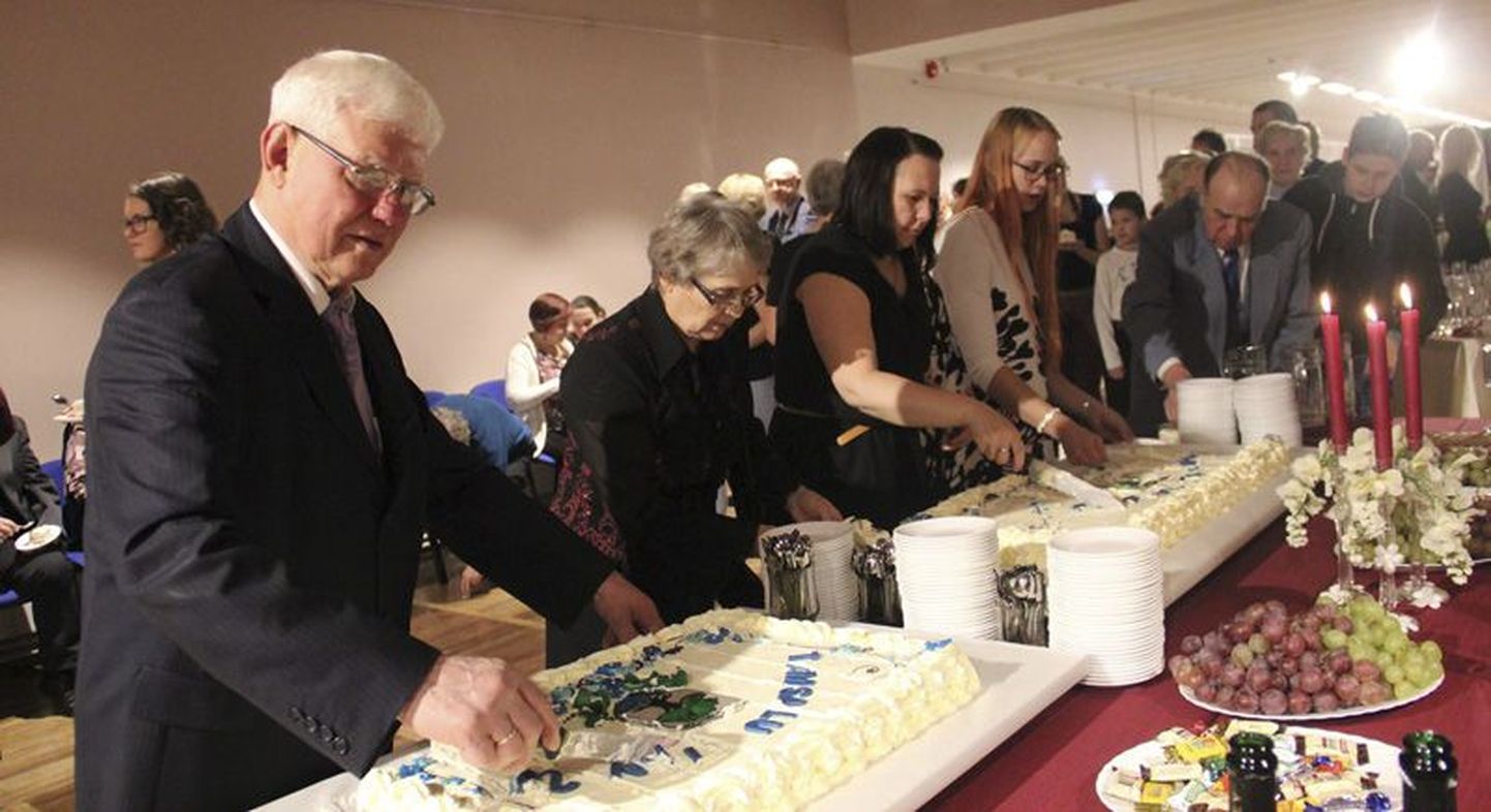 Tamsalu valla veerandsajanda ning linna kahekümnenda sünnipäeva puhul söödi üheskoos torti.