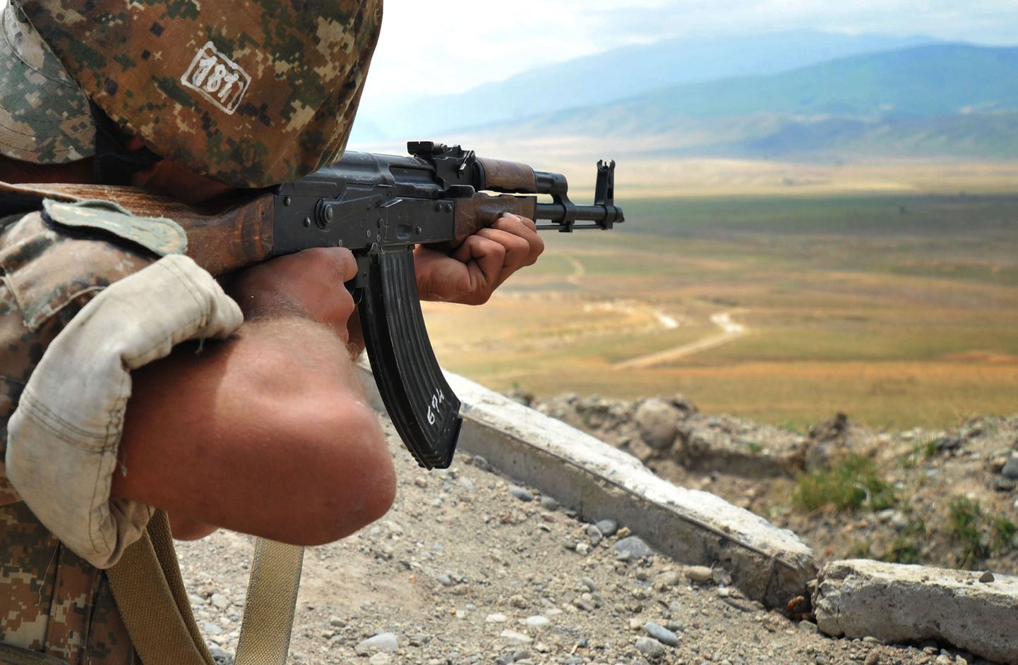 Armeenia sõdur piirialal.