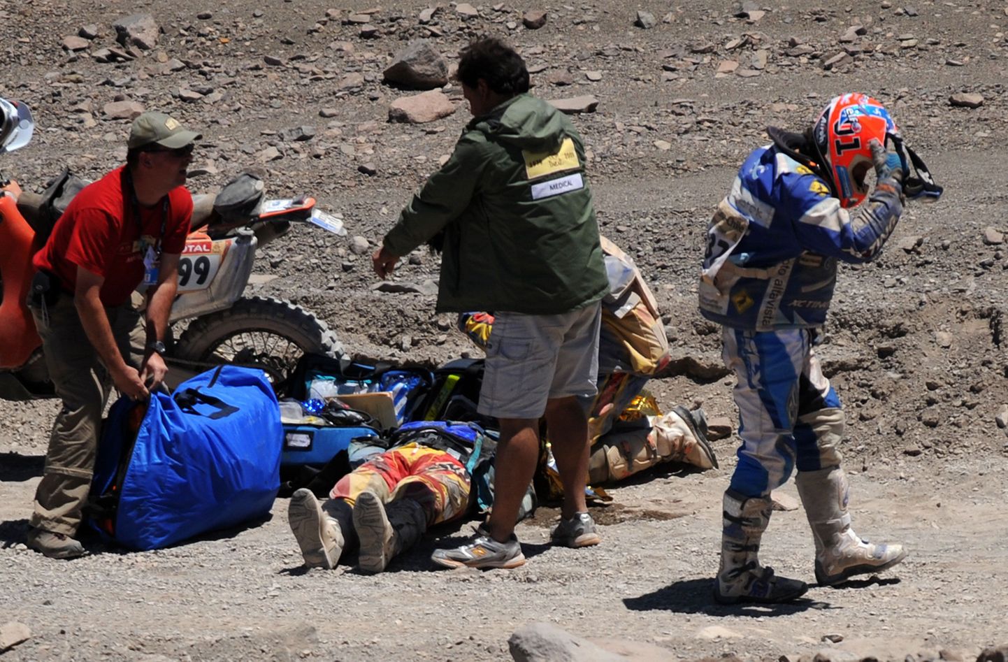 Dakari rallil mootorrattal võistelnud hispaanlasel Cristobal Guerrerol juhtus kümnendal kiiruskatsel õnnetus, mis viis mehe koomasse. Pildil ümbritsevad teda meedikud.
