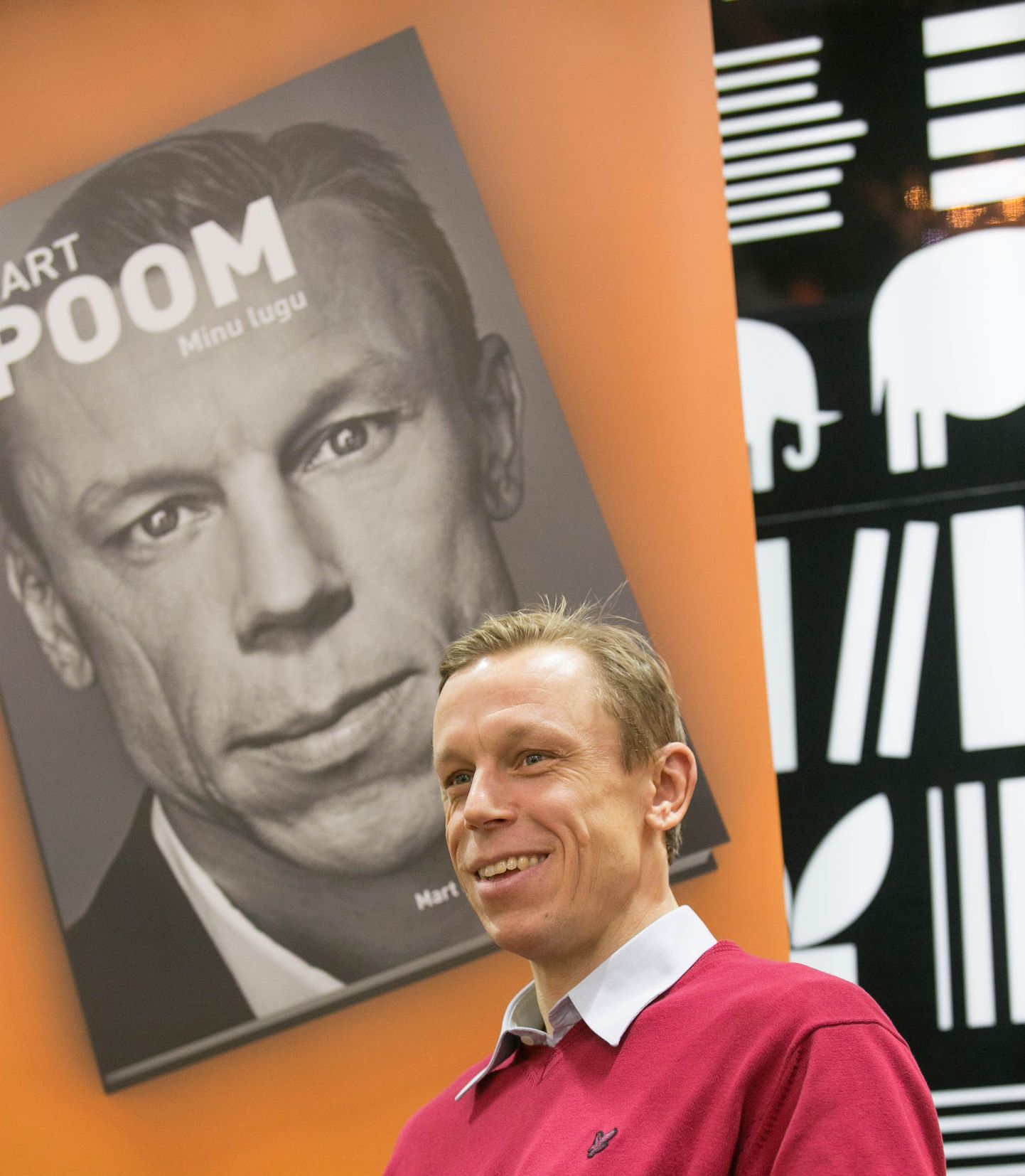 Eesti kuulsaim väravavaht Mart Poom esitles Kroonikeskuse Apollo raamatupoe ees raamatut "Minu lugu".