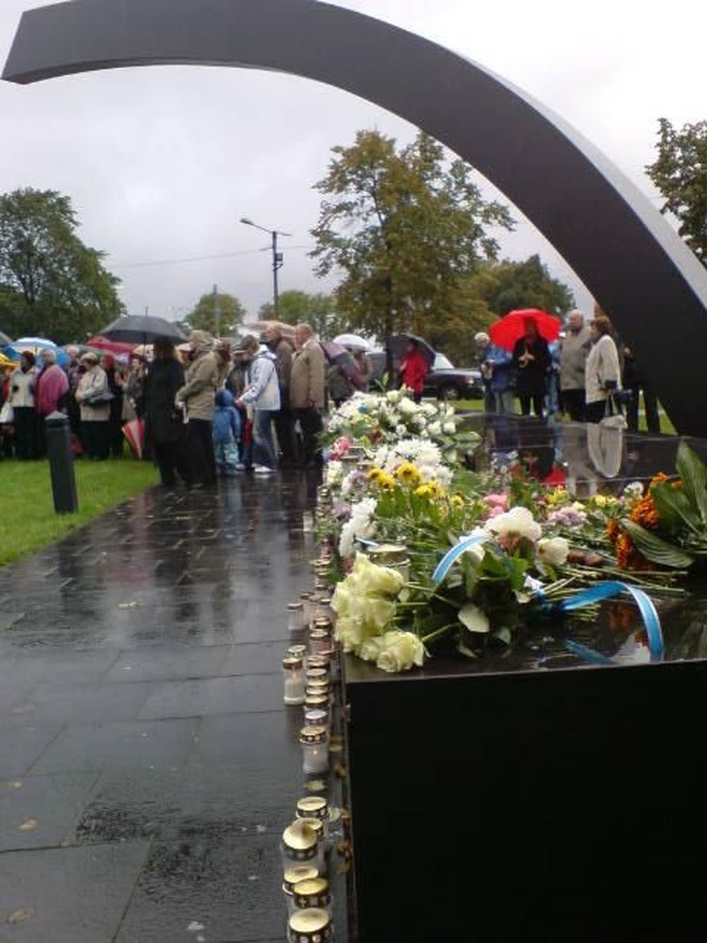 Vihma trotsides kogunesid sajad inimesed eile Estonia mälestusmärgi juurde, et meenutada 15 aasta tagust traagilist laevahukku.