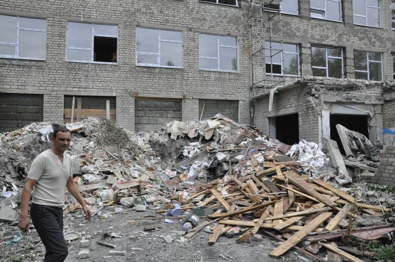 Zorinski linnapea Aleksei Šalon (42) kohaliku kooli rusude keskel. Kooli tabas Uragani rakett. 450 õpilase kool oli õnneks sel ajal tühi.