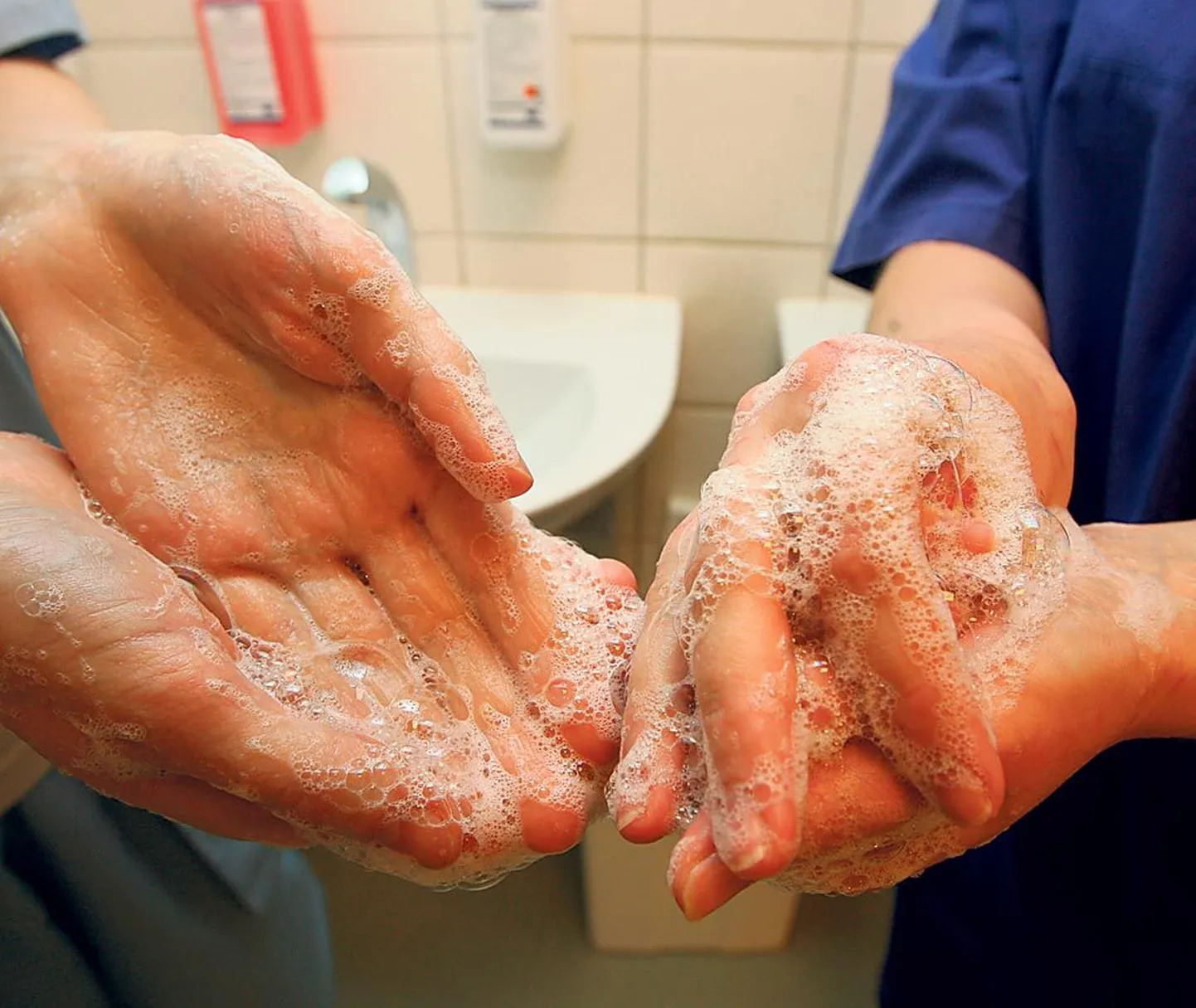 Hoolikas kätepesu aitab kollatõbe vältida.
