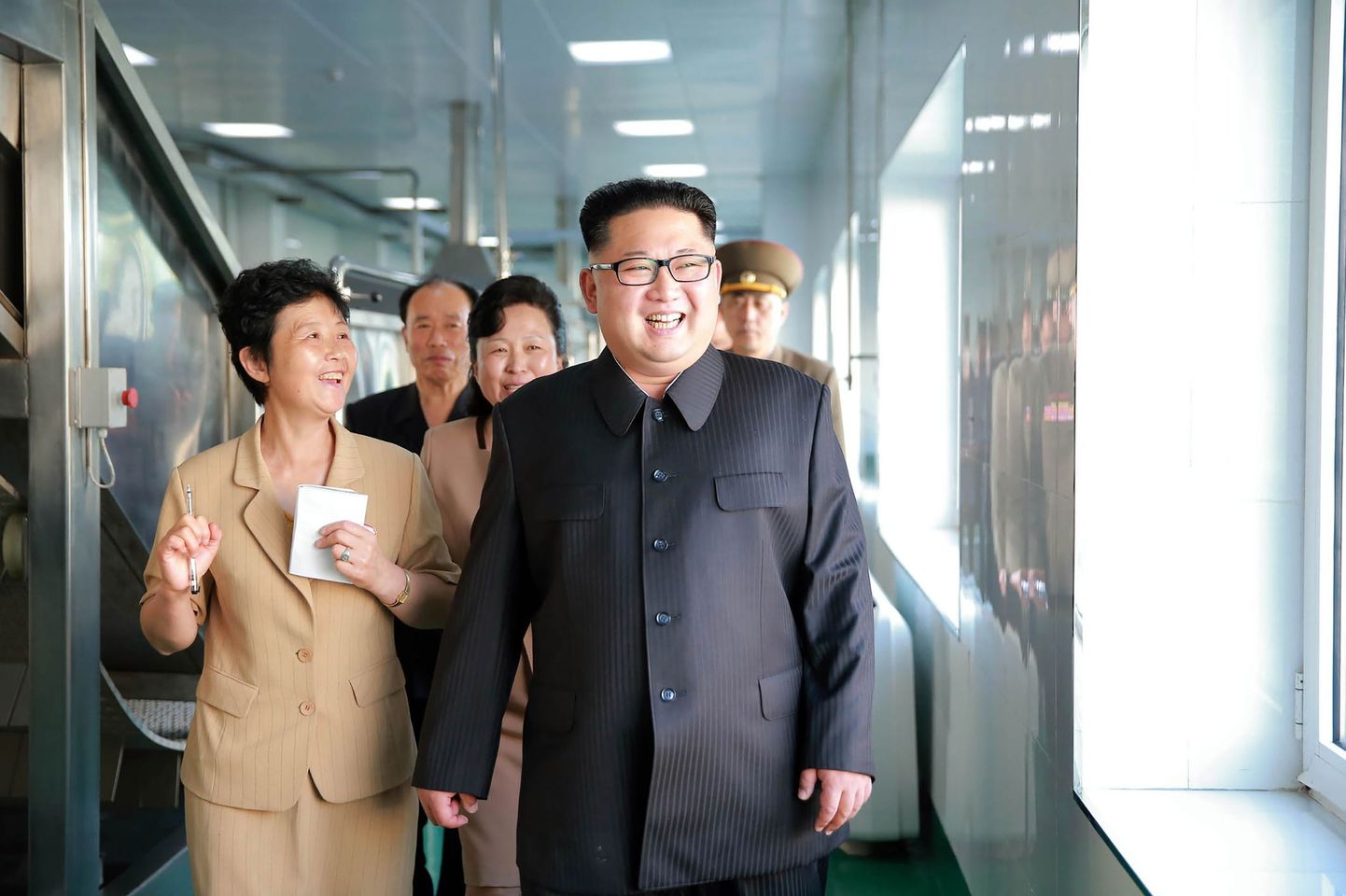 Kim Jong-un inspekteerimas vastavatud tehast Ryugyongis