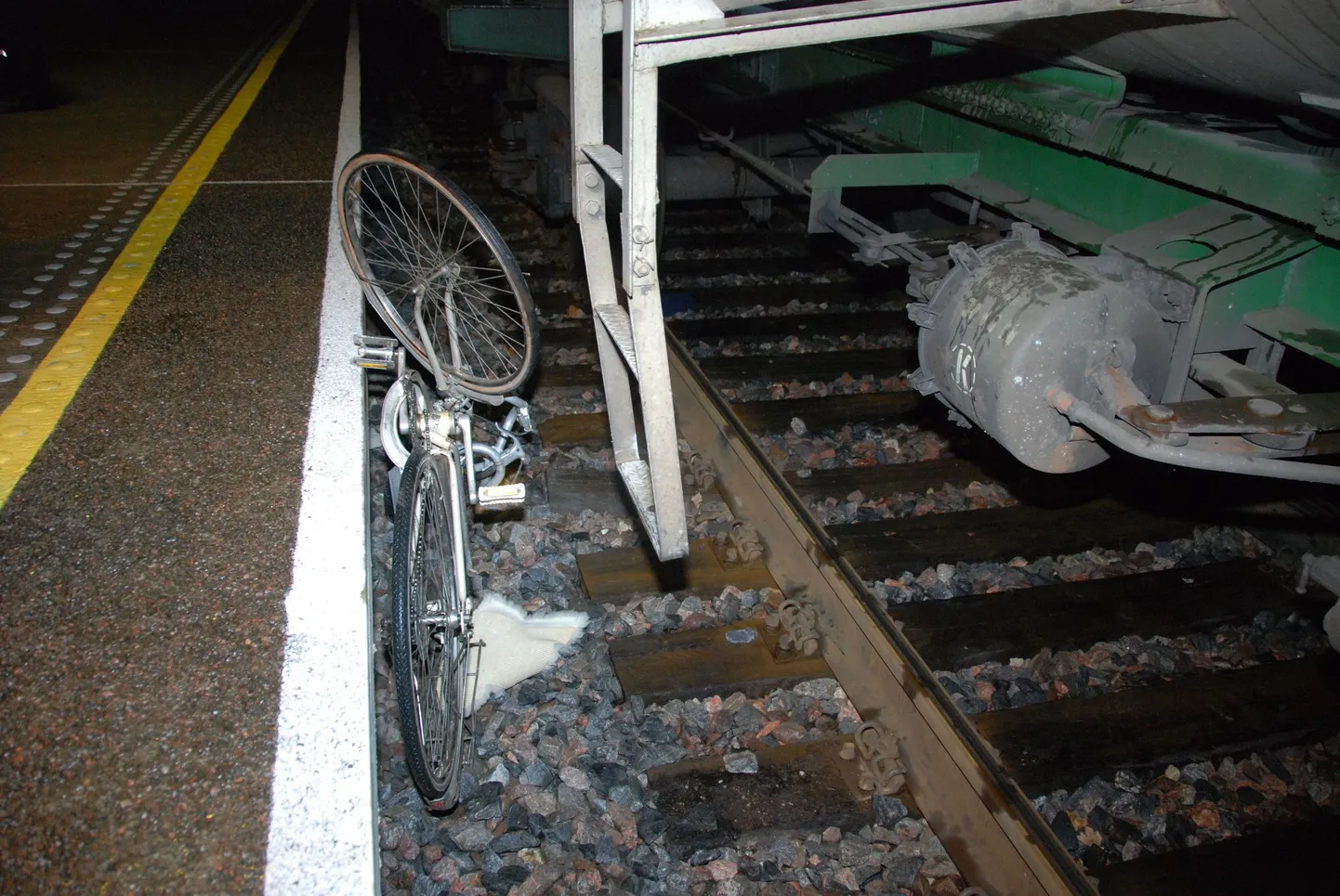 Tartus Tammelinnas rongi ette sõitnud ja hukkunud noormehe ratas.