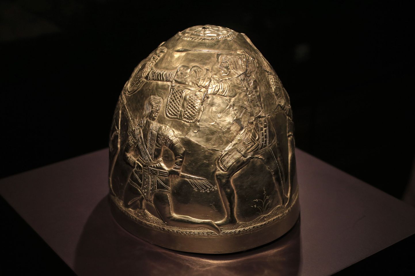 Krimmi poolsaarelt leitud 4. sajandist e.m.a. pärinev sküütide kullast kiiver.