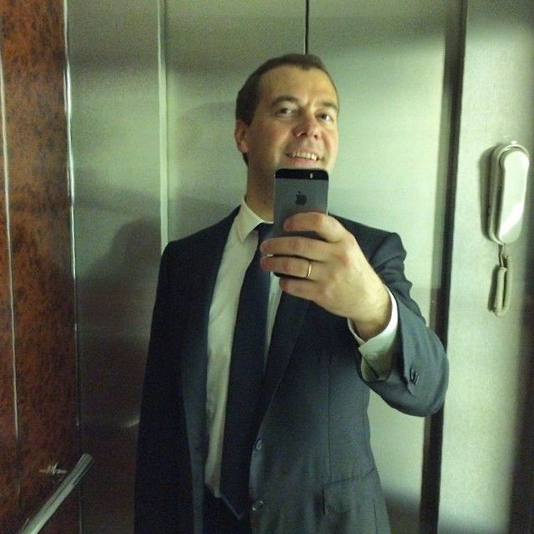 Дмитрий Медведев делает селфи в лифте. Снимок иллюстративный.