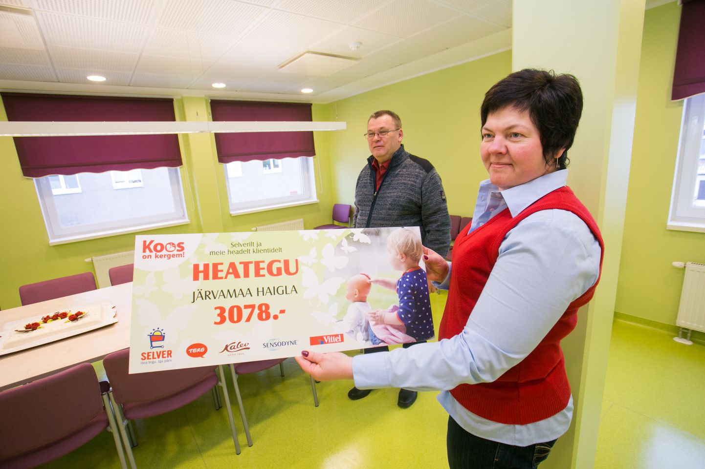 Paide Selveri  juhataja annab Järvamaa haiglas üle heategevuskampaania "Koos on kergem" raames kogutud toetusraha 3 078 eurot.
