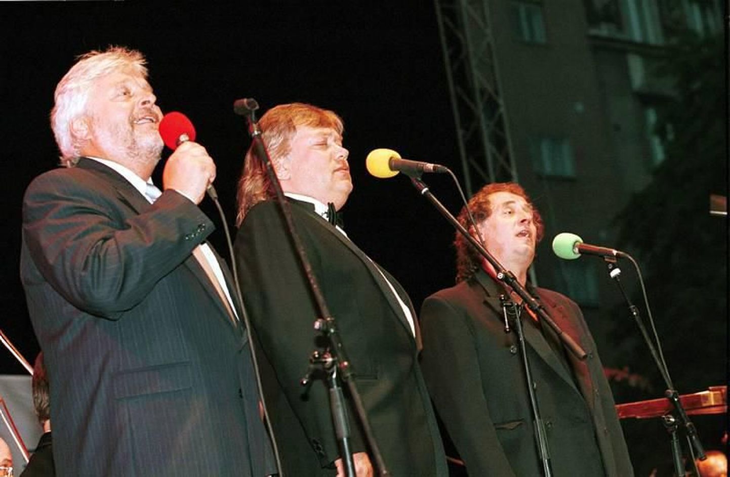 Aasta siis oli 1999: vasakult Ivo Linna, Tõnis Mägi ja Jaak Joala Eri Klasi juubelikontserdil