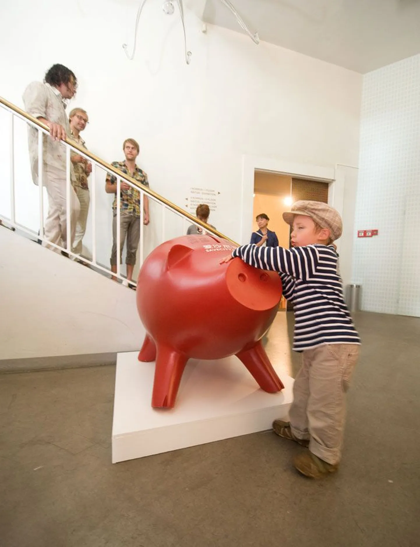 Одна из свиней, выставлявшихся в Шанхае на ЕХРО-2010, после выставки попала в экспозицию таллиннского Музея прикладного искусства. Прошлым летом ее исследовал Ромет Лехари.