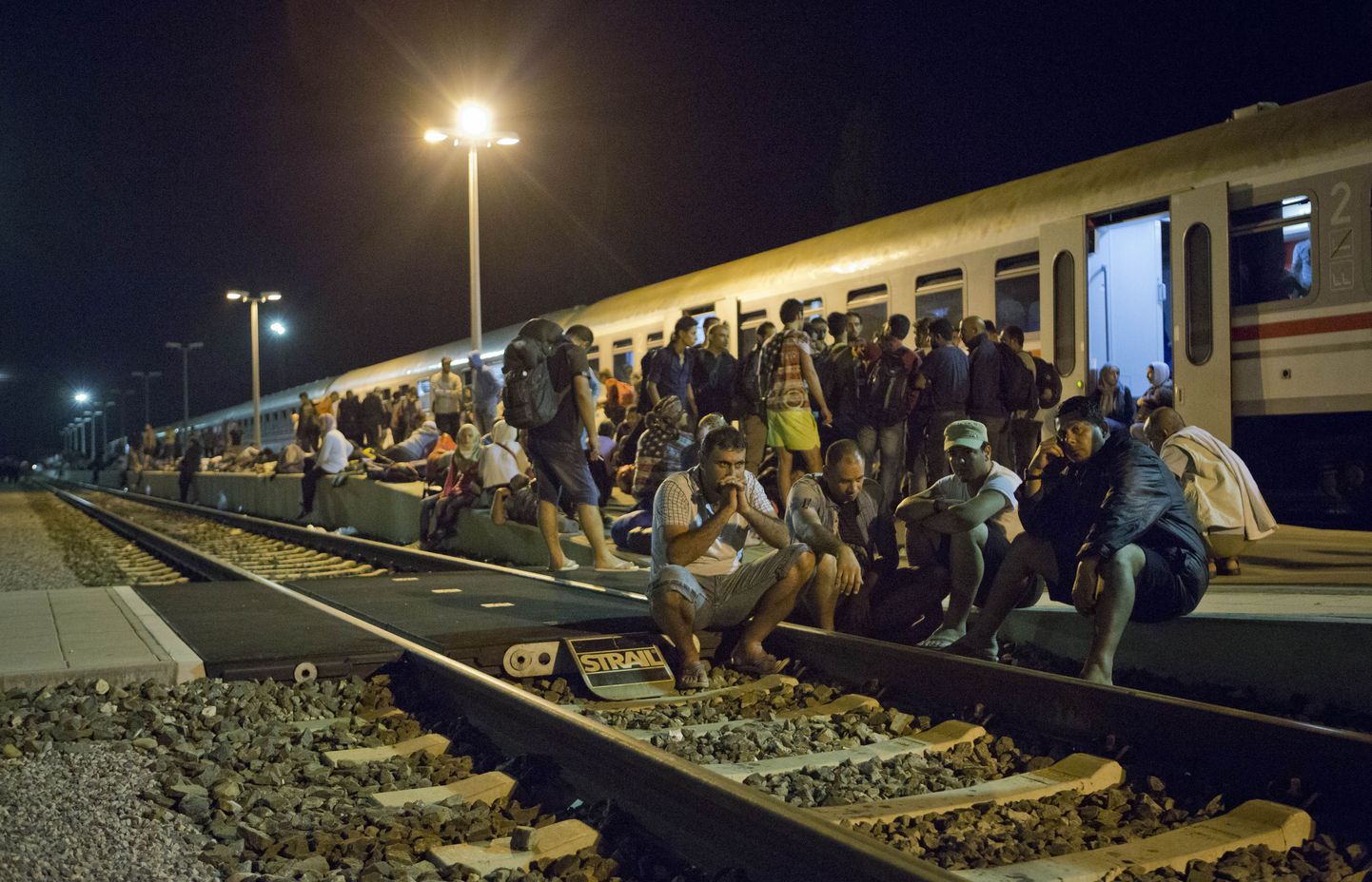 Из-за непрекращающегося потока мигрантов хорватская полиция перекрыла семь из восьми пограничных переходов с Сербией.