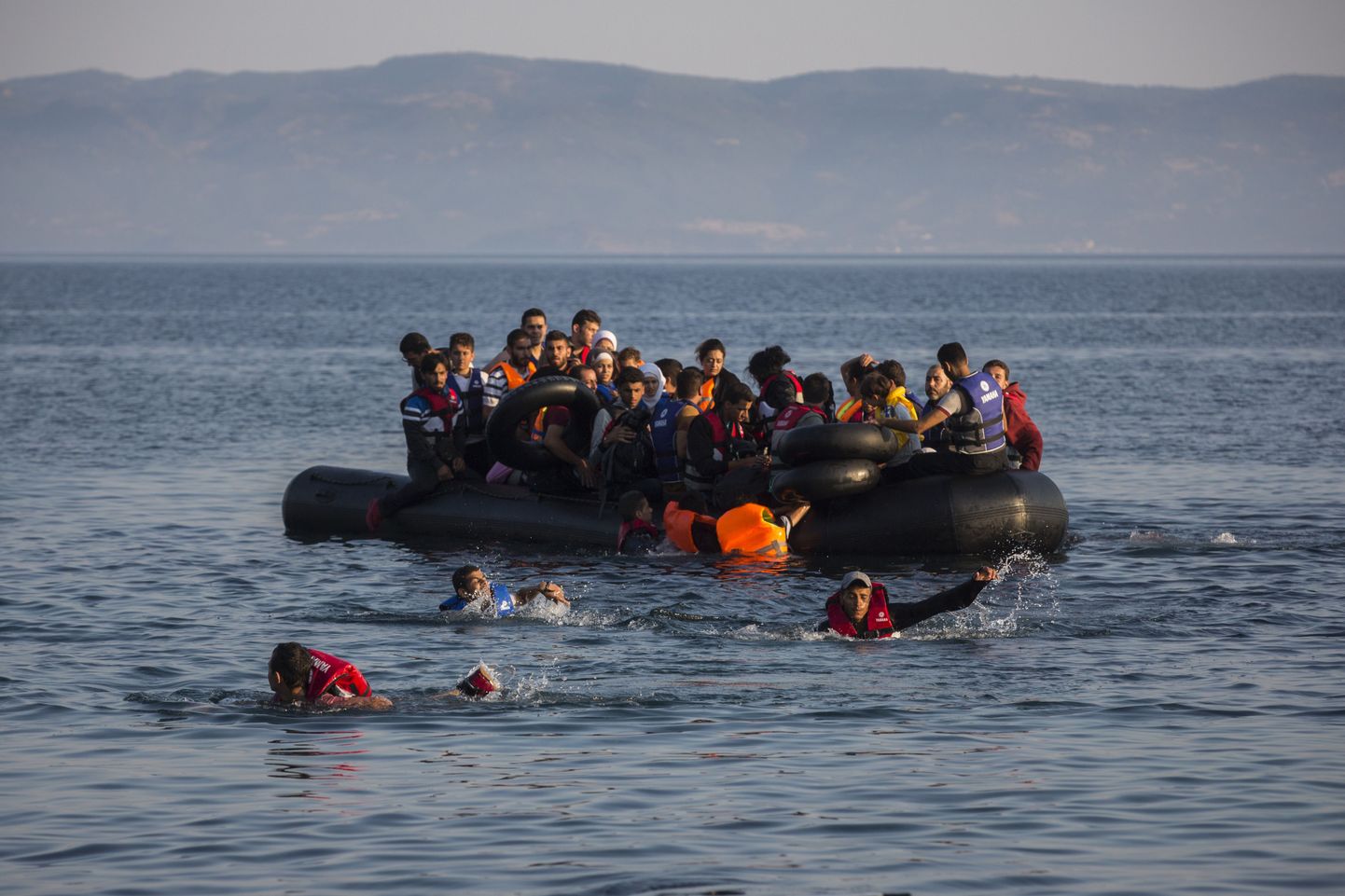 Süüriast ja Afganistanist pärit migrandid ületamas Kreeka merepiiri