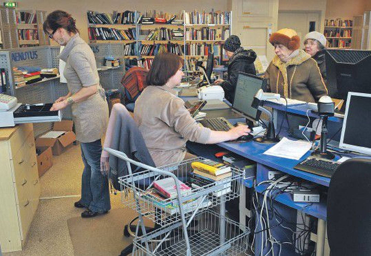 По словам работников библиотек, число читателей у них в последние пару лет резко увеличилось. На фото: в отделе иностранной литературы Таллиннской Центральной библиотеки.