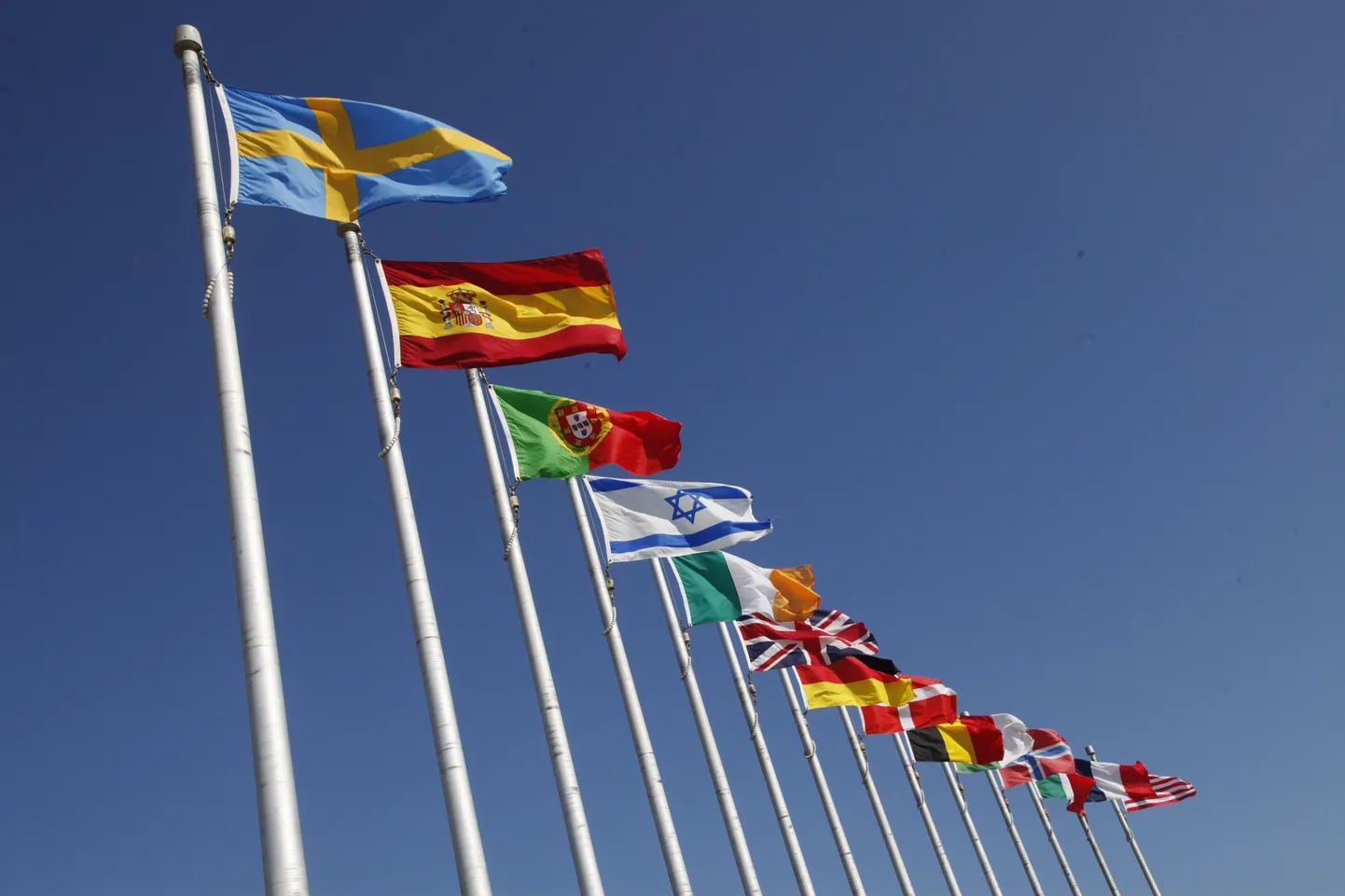 14 riigi lipud tähistavad TWA katastroofi monumendil maid, kelle kodanikud seal hukkusid.