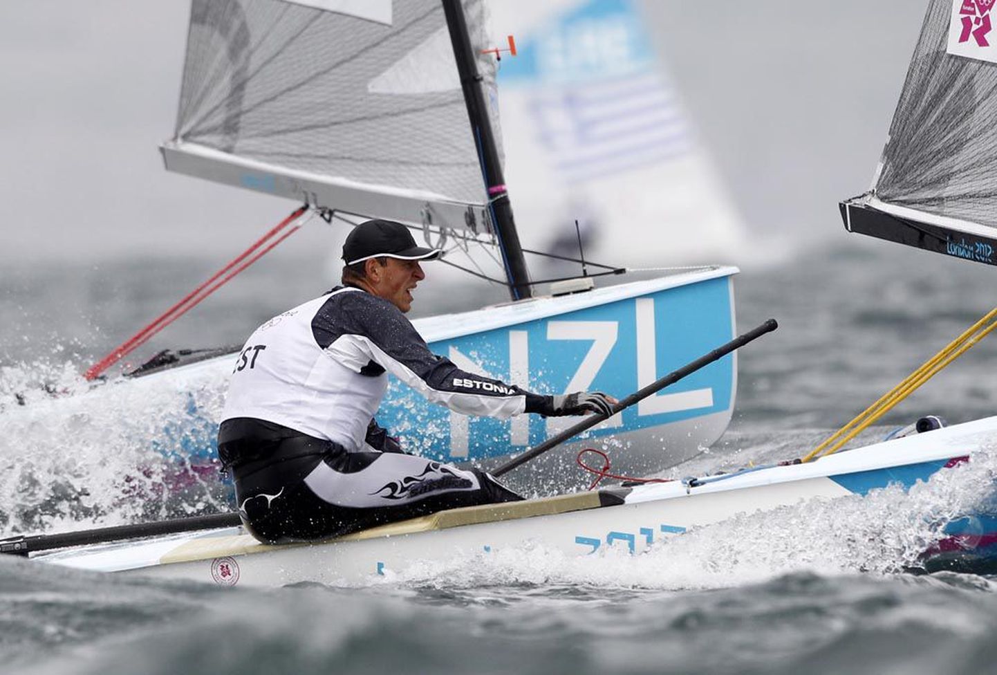 Deniss Karpak Londoni olümpiavetel. Rios loodab ta purjetada uues paadis.