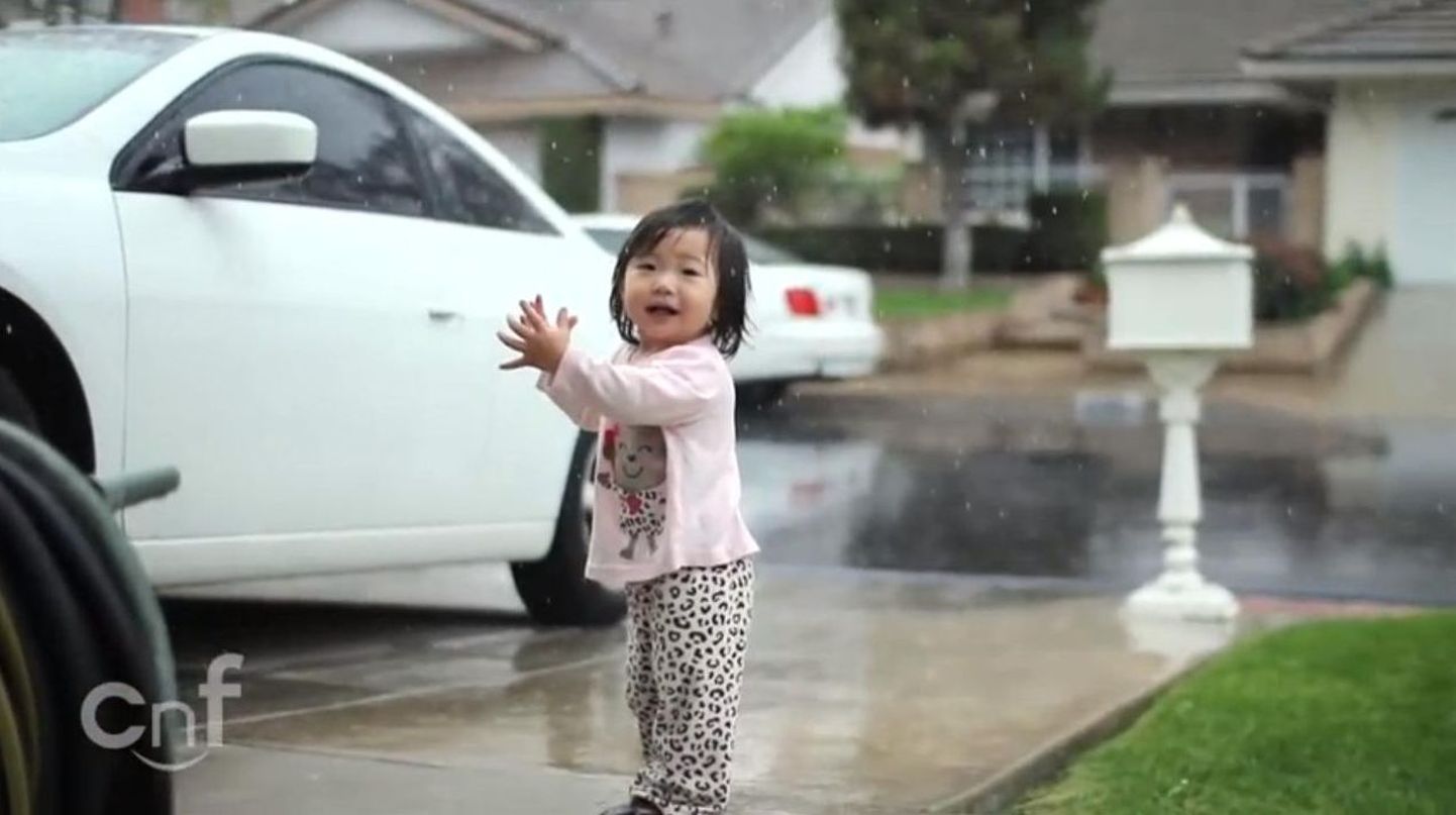 Väike tüdruk kogeb oma esimest vihma