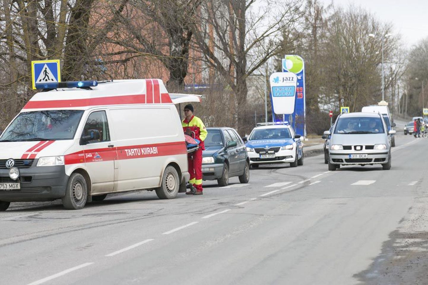 Tumerohelist Volkswagen Golfi juhtinud 75-aastane mees sõitis Riia maanteel vöötrajal otsa sõiduteed ületanud 69-aastasele naisele, kes oli jõudnud kõnnitee lähedale. Jalakäija vajas meedikute abi.