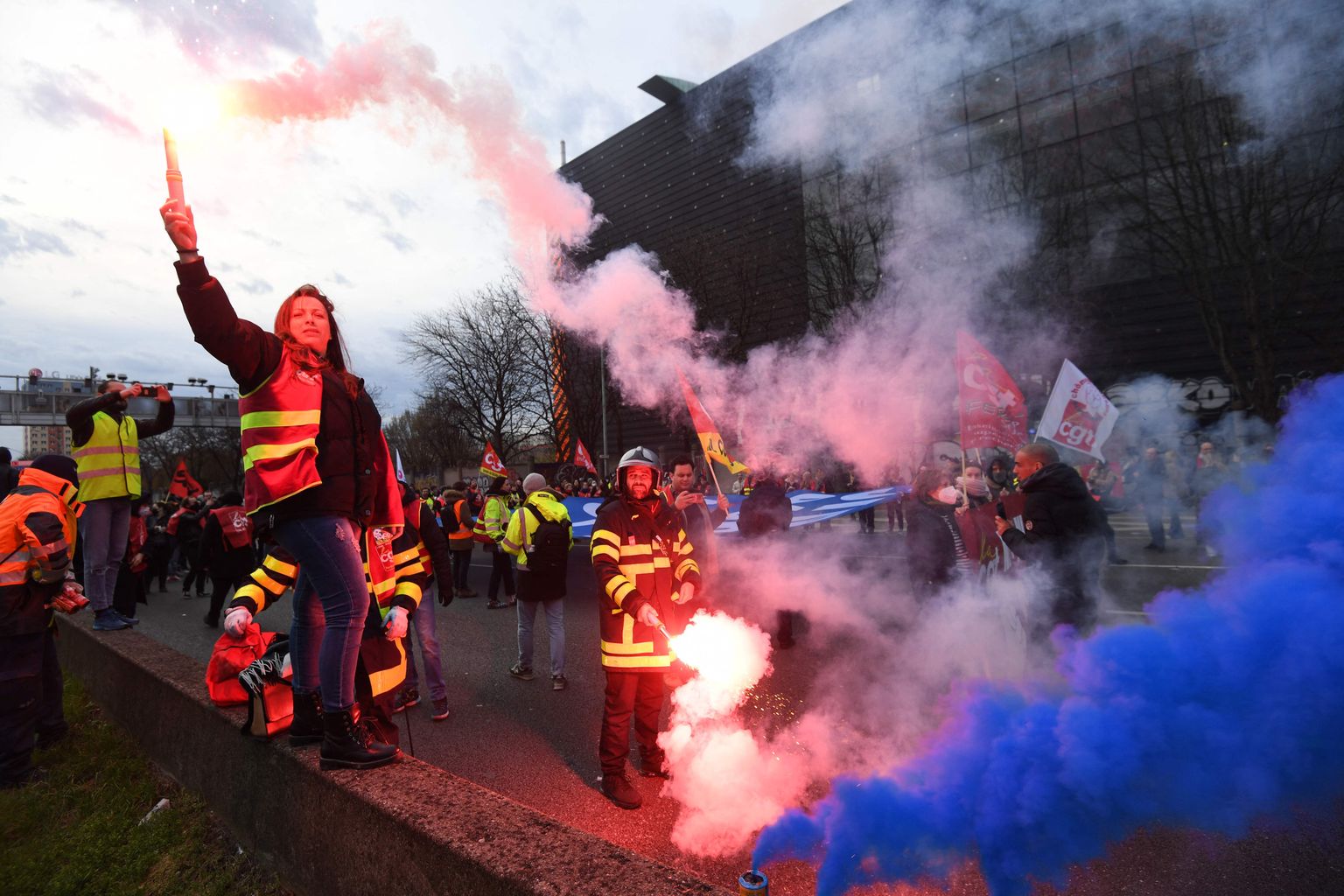 CGT ametiühinguliikmete protest Pariisis päev pärast Prantsusmaa valitsuse 17. märtsi otsust lükata pensionireform põhiseaduse artiklit 49.3 kasutades läbi.
(Photo by BERTRAND GUAY / AFP)