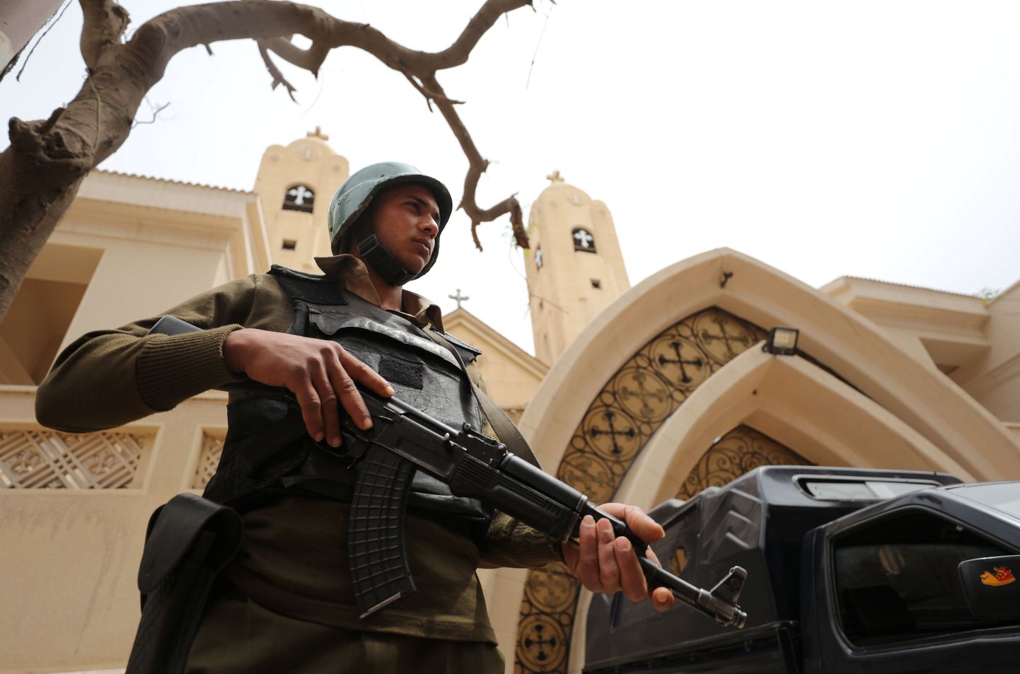 Relvastatud politseinik Tanta koptikiriku ees valvamas.