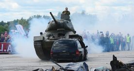 Video: maakaitsepäeval tehti sõiduautodest metallipannkooke