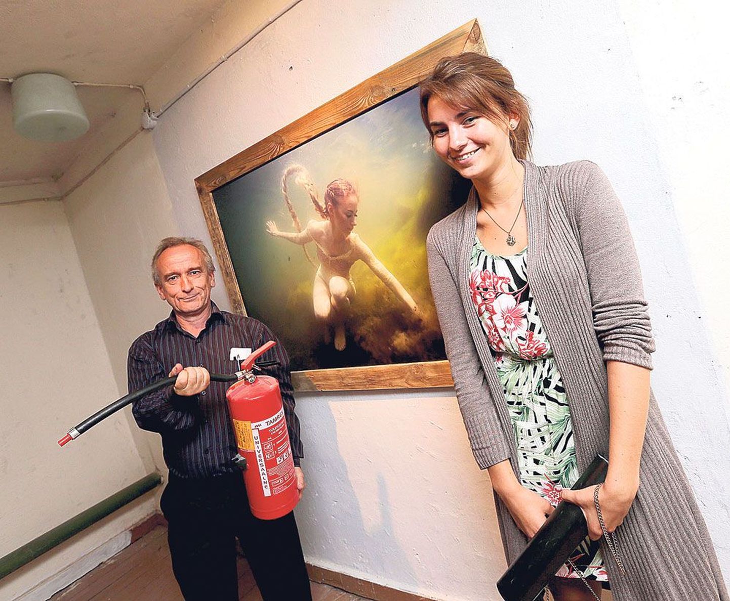 Tartu kõrgema kunstikooli professor Peeter Linnap vigurdas tulekustutiga enne eelkaitsmist tuju heaks oma tudengil Sigrid Kuusel, kes on teinud lõputööks veealuste fotode sarja.