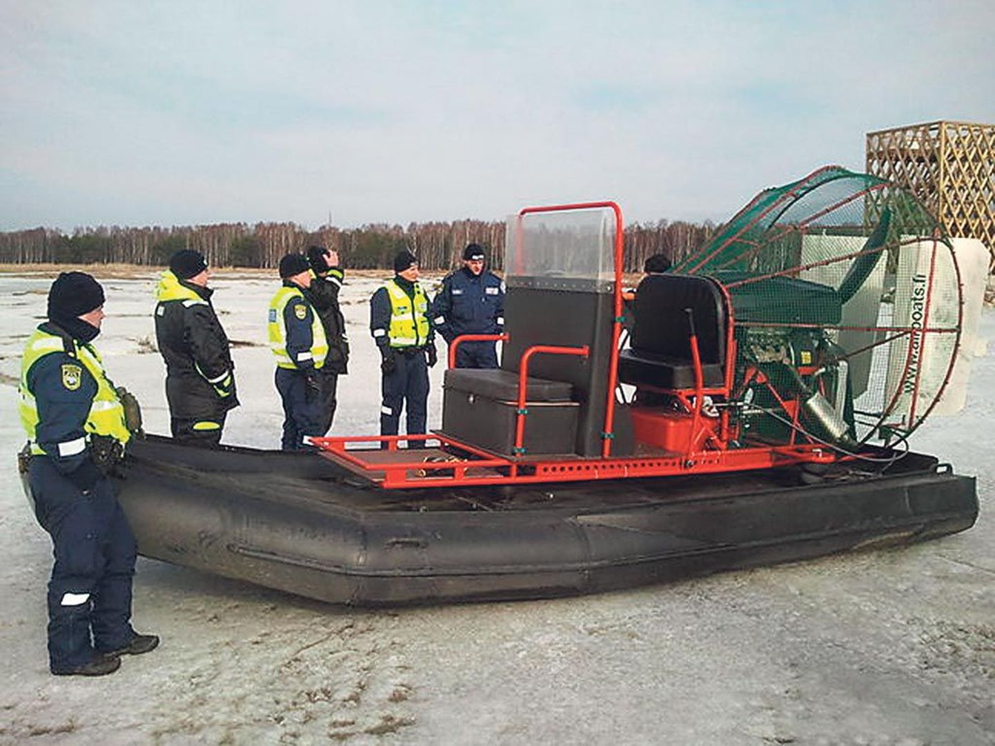 Eile toimus hüdrokopteri kasutuskoolitus ja tutvustus Pärnu politseijaoskonna merepäästjatele.
