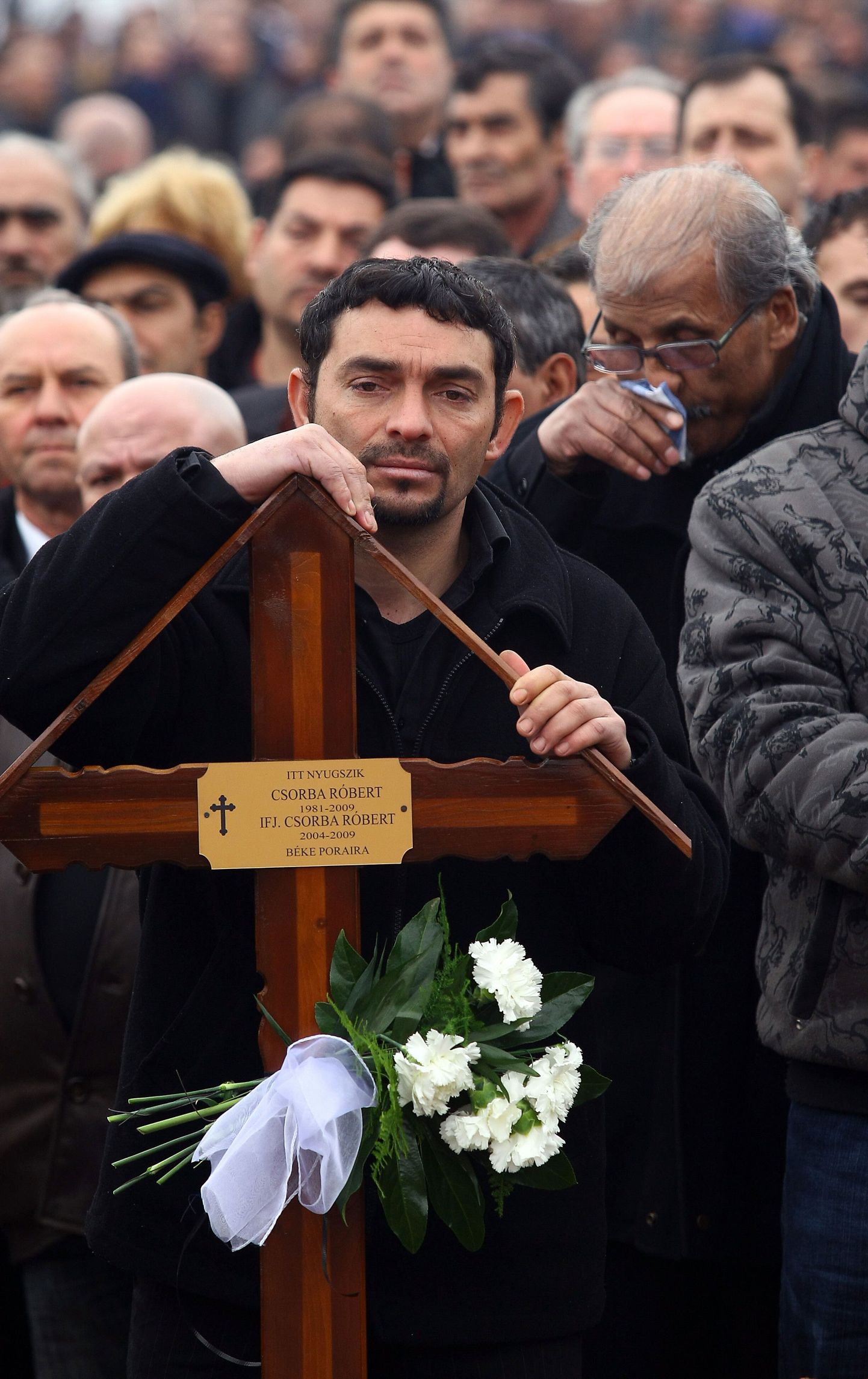 Veebruaris mõrvatud mustlase Robert Csorba ja tema poja matustele kogunes umbes 5000 inimest – mitte ainult mustlased, vaid ka palju ungarlasi, teiste hulgas peaministri abikaasa.