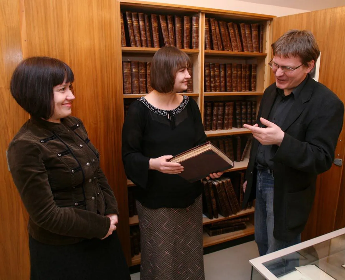 Raamatu koostajad Kärri Toomeos-Orglaan, Mari Kaasik ja Risto Järv tegid valiku ligi 6000 Eesti rahvaluule arhiivis leiduva imemuinasjutu seast.