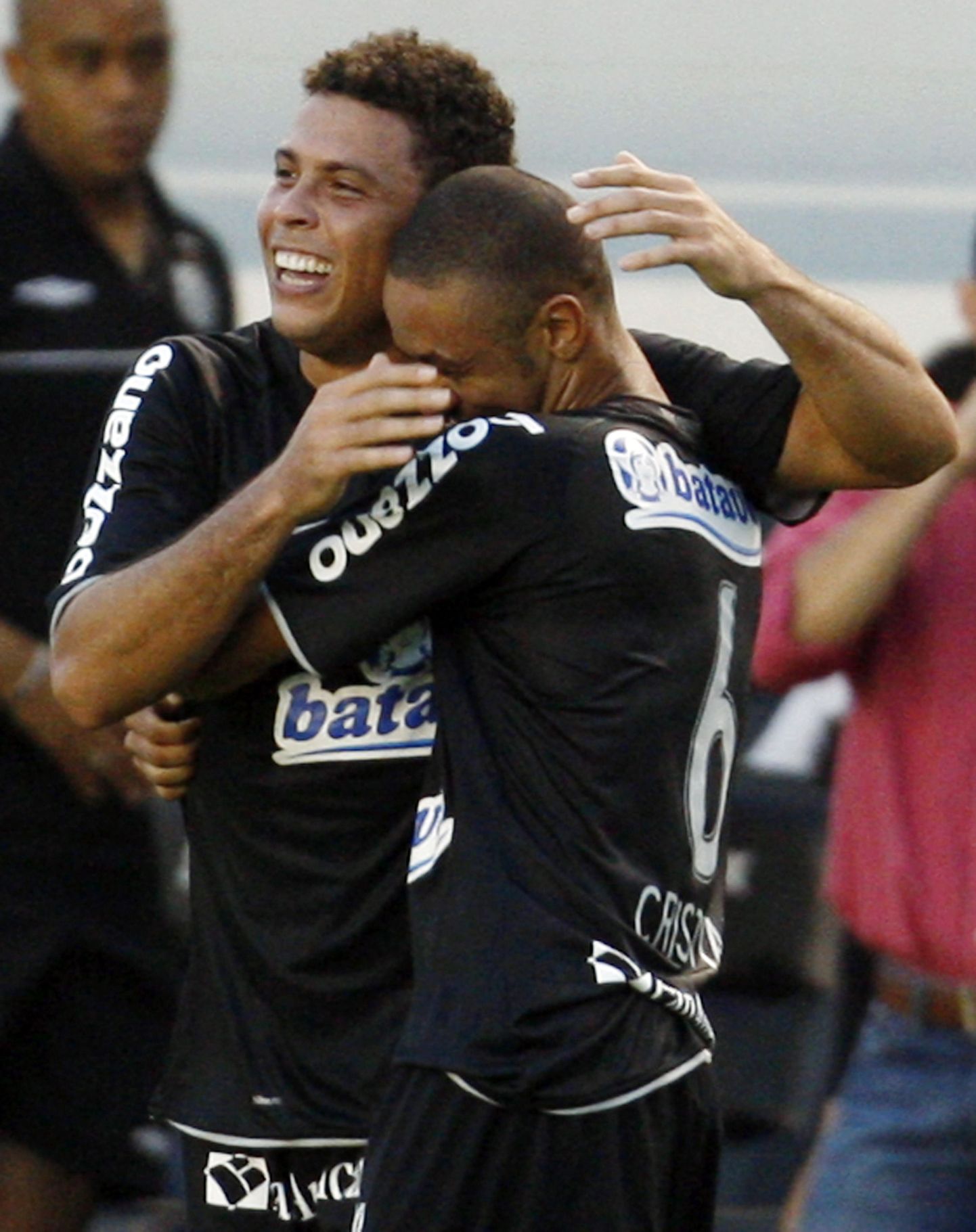 Corinthiansi ründaja Ronaldo (vasakul) rõõmustamas koos meeskonnakaaslase Cristianiga.