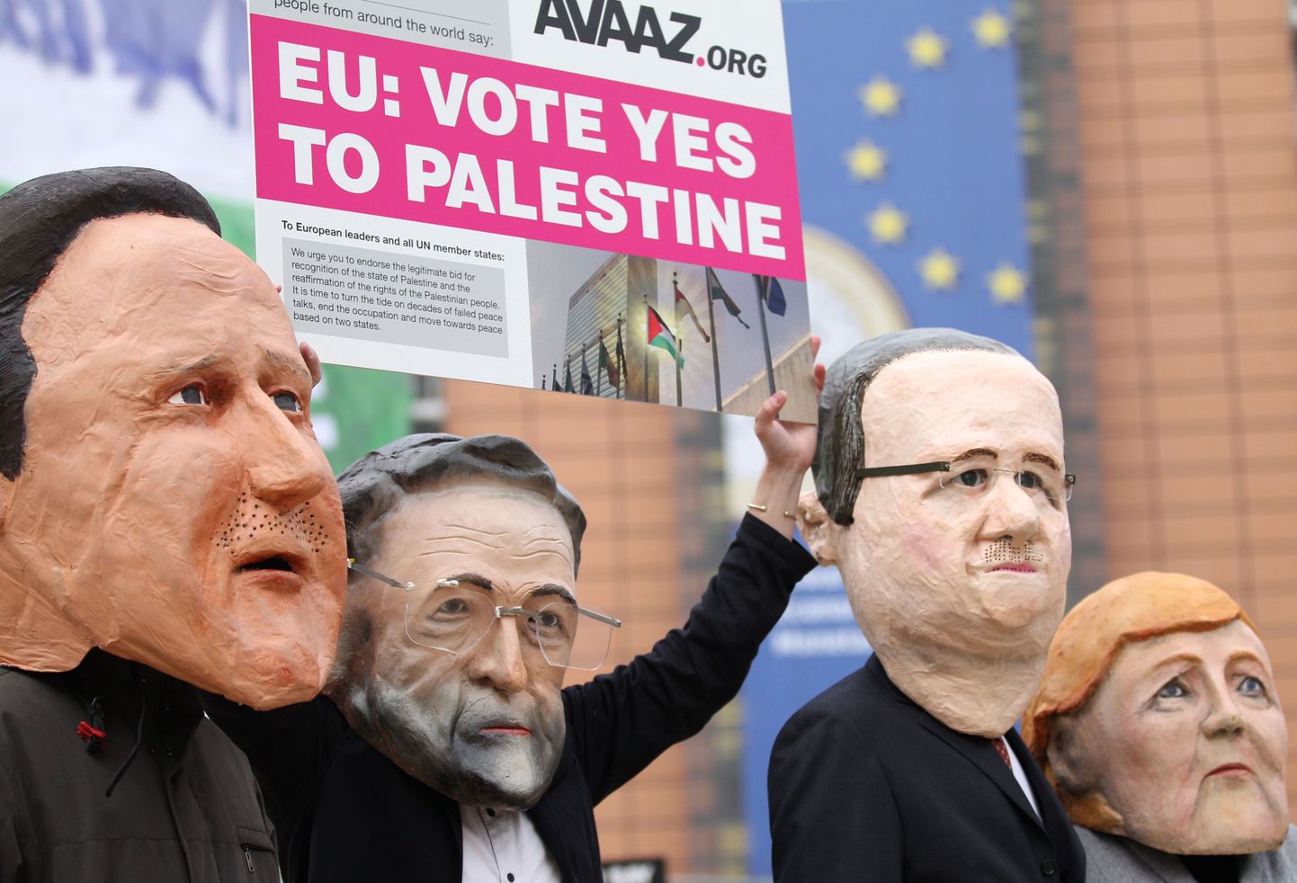 Euroopa tipp-poliitikuid kujutavate maskidega inimesed Brüsselis.